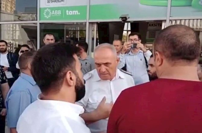Bakı Dəmiryolu Vağzalında etiraz: Bir nəfərin halı pisləşdi - Video