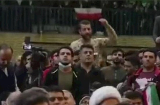 İranda etirazçı Rəisinin çıxışını böldü: "Korrupsiyanı dayandırın" - Video