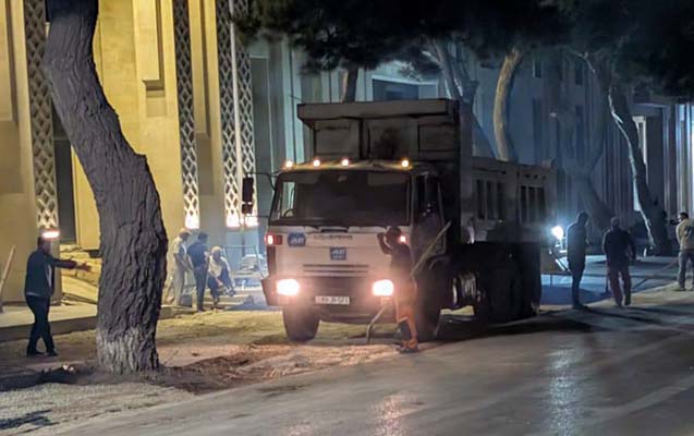 Gecə ilə səkini tutub, ağacları asfaltlayaraq parkinq etdilər - Cəzalandırılanlar var