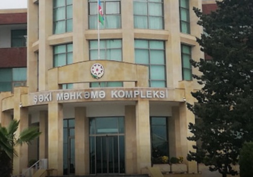 Ağdaş sakini Şəki Ağır Cinayətlər Məhkəməsində süründürməçilikdən şikayət edir