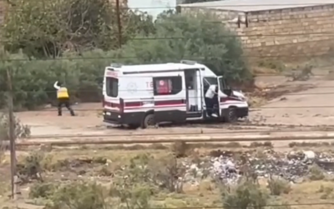 Çağırışa gedən təcili yardım maşını palçığa batdı - Video